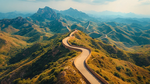 蜿蜒于山间的雄伟长城全景