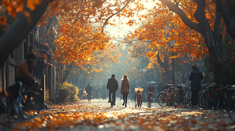 铺满黄叶的街道上人们骑车步行的景象