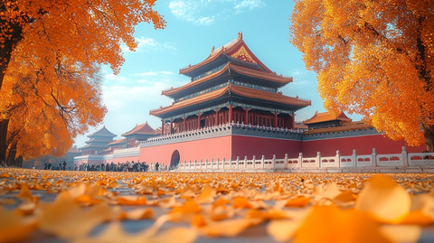 红墙黄瓦古建筑旁的银杏落叶小径