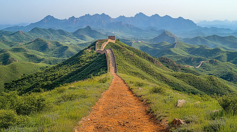 蜿蜒于崇山峻岭间的雄伟长城全景