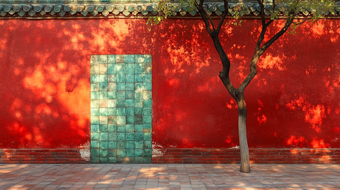 红墙绿瓦上的树影