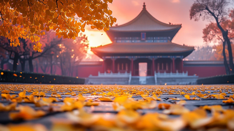 古建前铺满黄叶的秋景