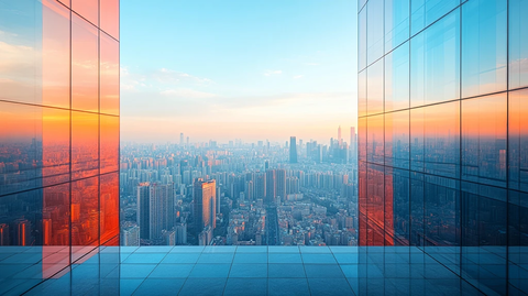 城市中林立的高楼与茂密树林的全景图