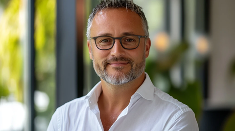 中年男人在室内