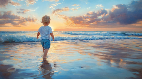 海边玩耍的小男孩