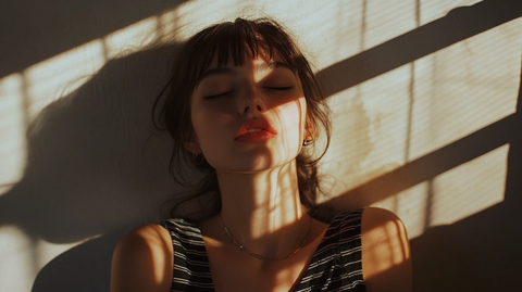 午后沐浴阳光下的美女