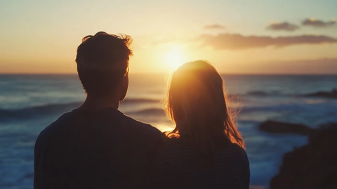 黄昏依偎情侣背影