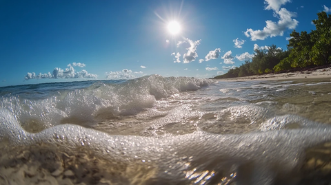 阳光照射照耀波光盈盈