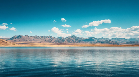 高原湖泊碧水蓝天