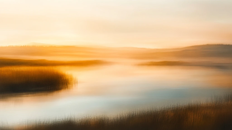 暖色调湖水面雾气