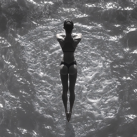 游泳池海边美女潜水