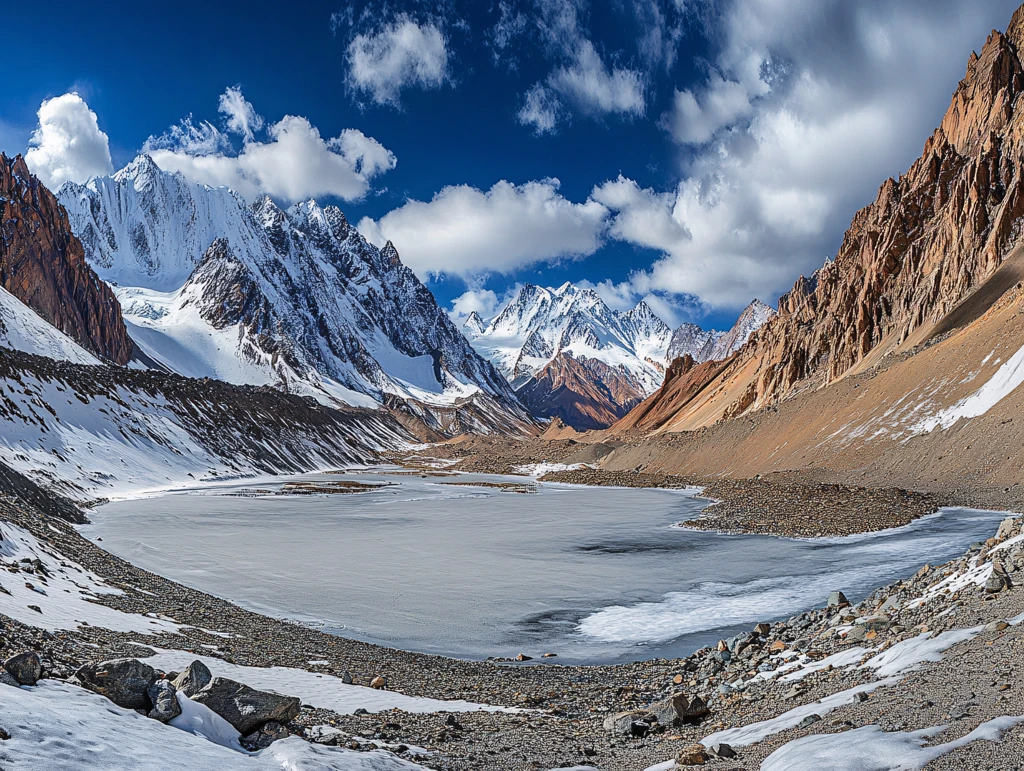 雪山喀拉库勒湖