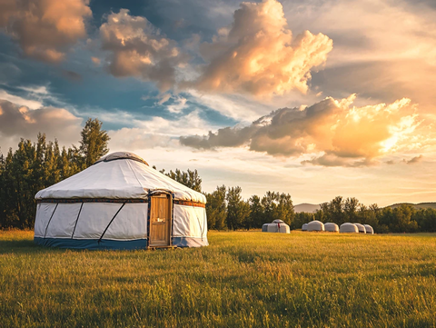 傍晚草原蒙古包