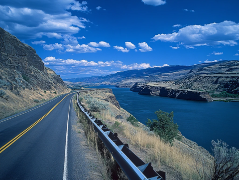 蜿蜒河流山间道路