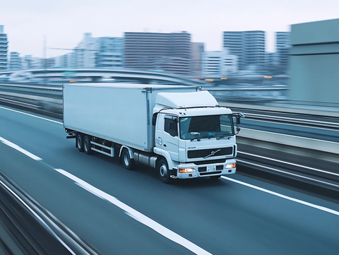 高速行驶的货车