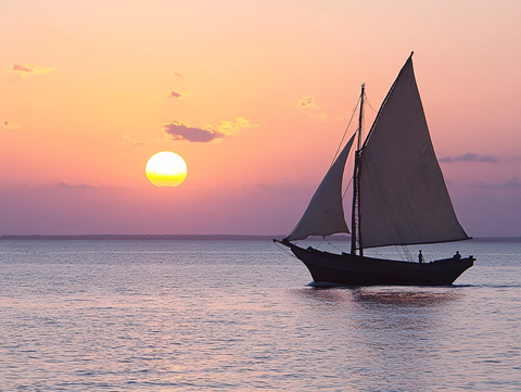 落日下的帆船