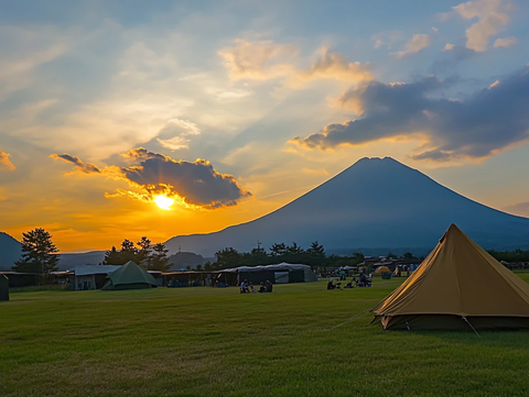 夕阳晚霞下的露营区