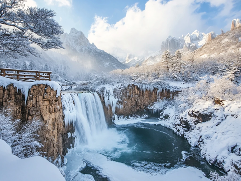 冰雪融水飞瀑流泉