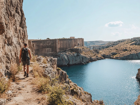 行走在水坝上的人