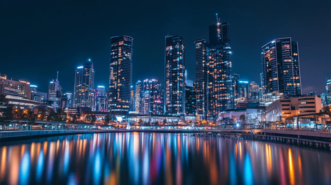 湖边高楼霓虹夜色