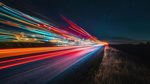 极速行驶中的城市光影