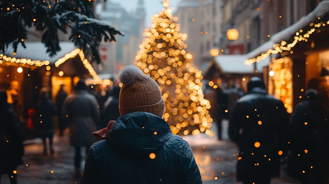 圣诞节的街道上的圣诞树
