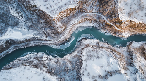 雪后河谷