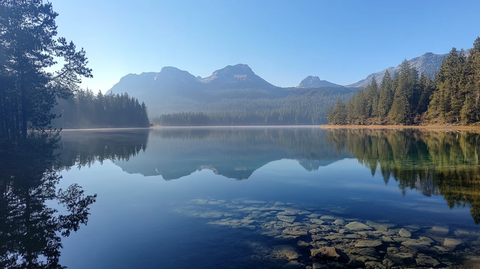 湖光山色映朝晖