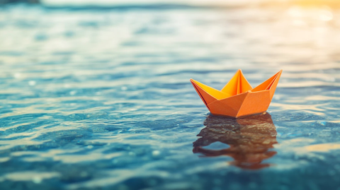 纸船漂浮水面