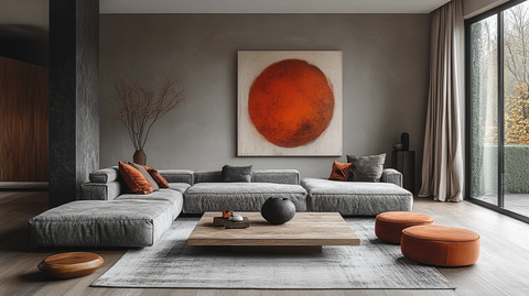 灰色沙发木桌挂画