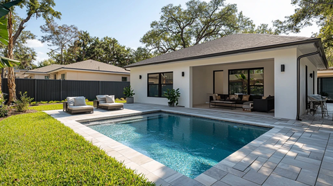 白色小屋中庭拍摄