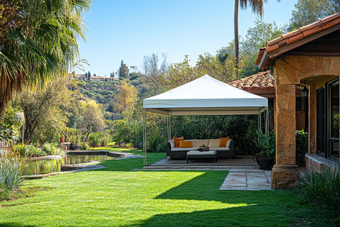 白色车棚与草坪花园